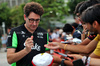 GP SINGAPORE, Mattia Binotto (ITA) Sauber Motorsport Chief Operating e Chief Technical Officer with fans.

02.10.2025. Formula 1 World Championship, Rd 18, Singapore Grand Prix, Marina Bay Street Circuit, Singapore, Preparation Day.

- www.xpbimages.com, EMail: requests@xpbimages.com © Copyright: Bearne / XPB Images