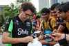 GP SINGAPORE, Mattia Binotto (ITA) Sauber Motorsport Chief Operating e Chief Technical Officer with fans.

02.10.2025. Formula 1 World Championship, Rd 18, Singapore Grand Prix, Marina Bay Street Circuit, Singapore, Preparation Day.

- www.xpbimages.com, EMail: requests@xpbimages.com © Copyright: Bearne / XPB Images