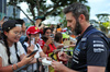 GP SINGAPORE, Lars Oude Hendrikman, Atlassian Williams Racing VIP Guest Manager, with fans.

02.10.2025. Formula 1 World Championship, Rd 18, Singapore Grand Prix, Marina Bay Street Circuit, Singapore, Preparation Day.

- www.xpbimages.com, EMail: requests@xpbimages.com © Copyright: Bearne / XPB Images