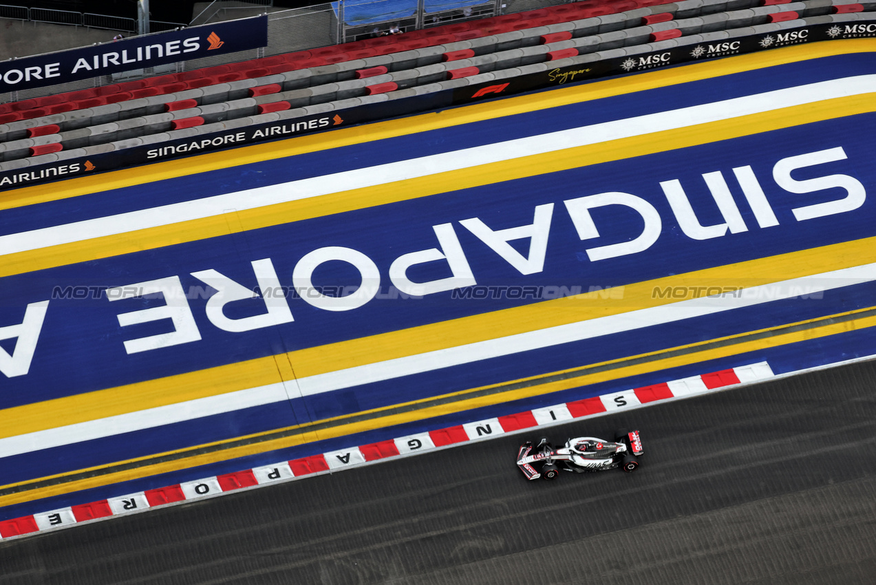 GP SINGAPORE, Esteban Ocon (FRA) Haas VF-25.

04.10.2025. Formula 1 World Championship, Rd 18, Singapore Grand Prix, Marina Bay Street Circuit, Singapore, Qualifiche Day.

- www.xpbimages.com, EMail: requests@xpbimages.com © Copyright: Moy / XPB Images