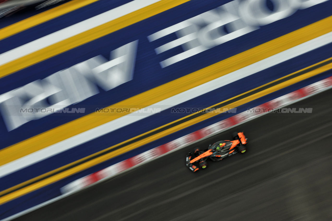 GP SINGAPORE, Lando Norris (GBR) McLaren MCL39.

04.10.2025. Formula 1 World Championship, Rd 18, Singapore Grand Prix, Marina Bay Street Circuit, Singapore, Qualifiche Day.

- www.xpbimages.com, EMail: requests@xpbimages.com © Copyright: Moy / XPB Images