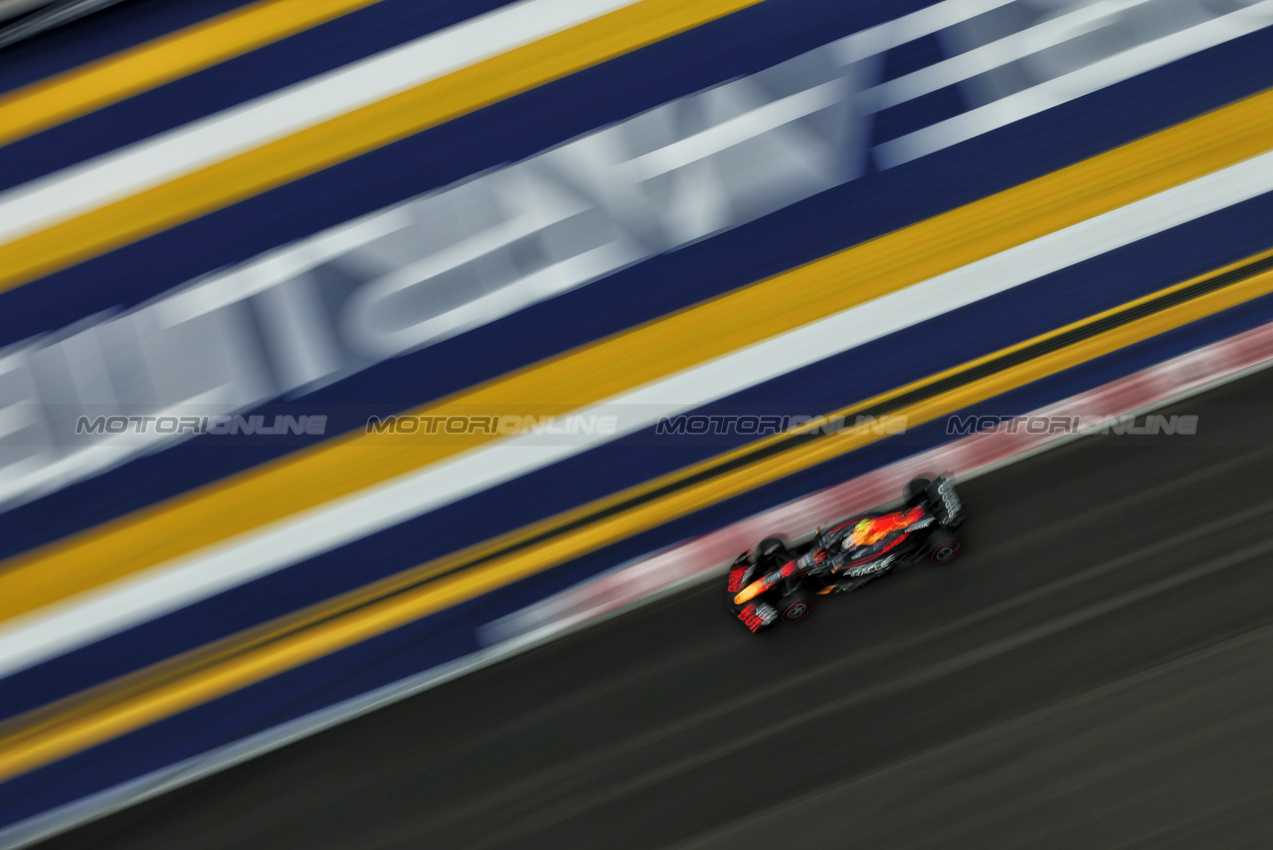 GP SINGAPORE, Yuki Tsunoda (JPN) Red Bull Racing RB21.

04.10.2025. Formula 1 World Championship, Rd 18, Singapore Grand Prix, Marina Bay Street Circuit, Singapore, Qualifiche Day.

- www.xpbimages.com, EMail: requests@xpbimages.com © Copyright: Moy / XPB Images