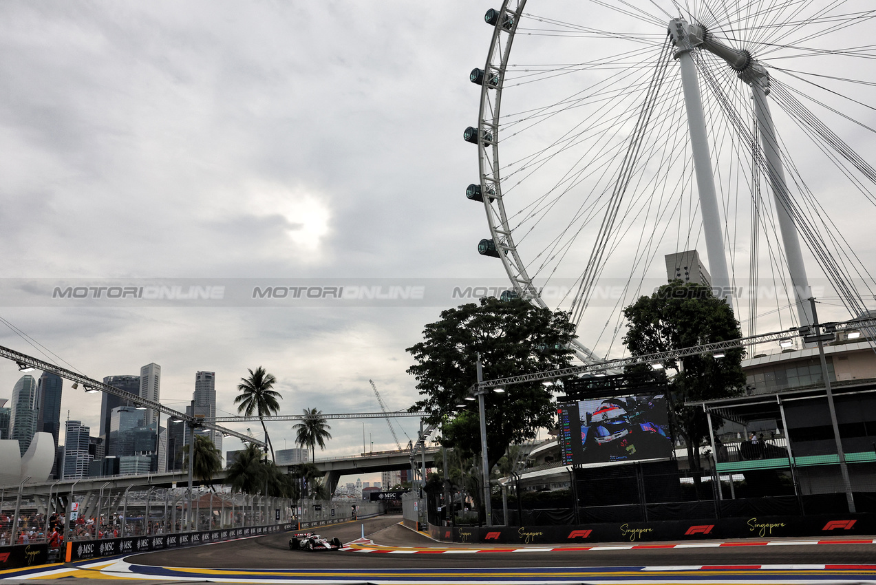GP SINGAPORE, Esteban Ocon (FRA) Haas VF-25.

04.10.2025. Formula 1 World Championship, Rd 18, Singapore Grand Prix, Marina Bay Street Circuit, Singapore, Qualifiche Day.

- www.xpbimages.com, EMail: requests@xpbimages.com © Copyright: Bearne / XPB Images