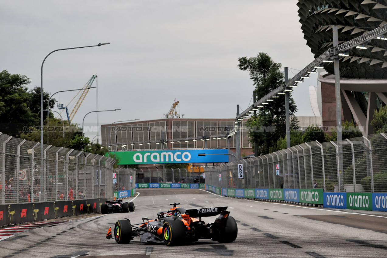 GP SINGAPORE, Oscar Piastri (AUS) McLaren MCL39.

04.10.2025. Formula 1 World Championship, Rd 18, Singapore Grand Prix, Marina Bay Street Circuit, Singapore, Qualifiche Day.

 - www.xpbimages.com, EMail: requests@xpbimages.com © Copyright: Rew / XPB Images