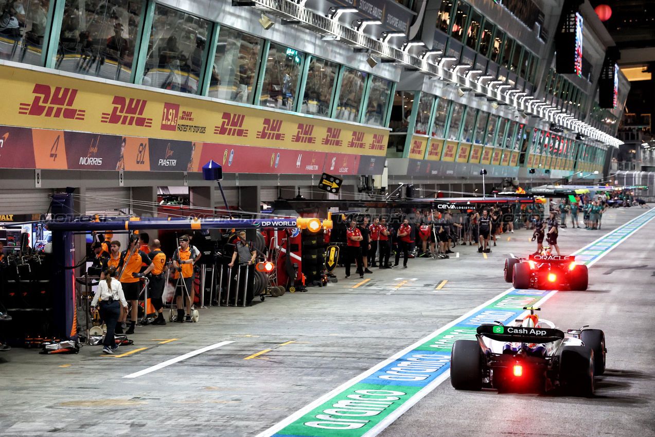 GP SINGAPORE, Liam Lawson (NZL) Racing Bulls VCARB 02 in the pits.

04.10.2025. Formula 1 World Championship, Rd 18, Singapore Grand Prix, Marina Bay Street Circuit, Singapore, Qualifiche Day.

- www.xpbimages.com, EMail: requests@xpbimages.com © Copyright: Batchelor / XPB Images