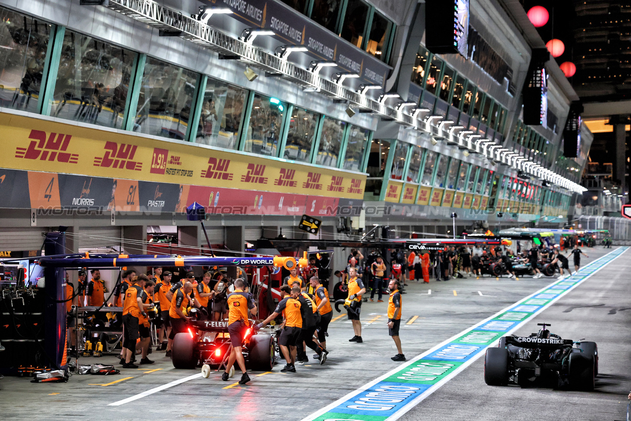 GP SINGAPORE, Lando Norris (GBR) McLaren MCL39 e George Russell (GBR) Mercedes AMG F1 W16 in the pits.

04.10.2025. Formula 1 World Championship, Rd 18, Singapore Grand Prix, Marina Bay Street Circuit, Singapore, Qualifiche Day.

- www.xpbimages.com, EMail: requests@xpbimages.com © Copyright: Batchelor / XPB Images