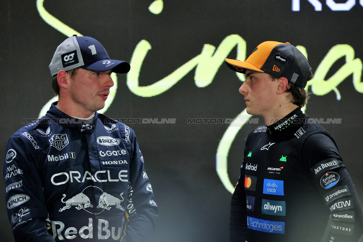 GP SINGAPORE, (L to R): Max Verstappen (NLD) Red Bull Racing with Oscar Piastri (AUS) McLaren in qualifying parc ferme.

04.10.2025. Formula 1 World Championship, Rd 18, Singapore Grand Prix, Marina Bay Street Circuit, Singapore, Qualifiche Day.

- www.xpbimages.com, EMail: requests@xpbimages.com © Copyright: Batchelor / XPB Images
