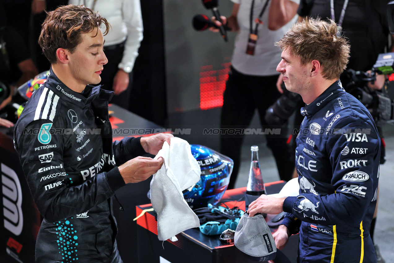 GP SINGAPORE, (L to R): Pole sitter George Russell (GBR) Mercedes AMG F1 in qualifying parc ferme with second placed Max Verstappen (NLD) Red Bull Racing.

04.10.2025. Formula 1 World Championship, Rd 18, Singapore Grand Prix, Marina Bay Street Circuit, Singapore, Qualifiche Day.

- www.xpbimages.com, EMail: requests@xpbimages.com © Copyright: Batchelor / XPB Images