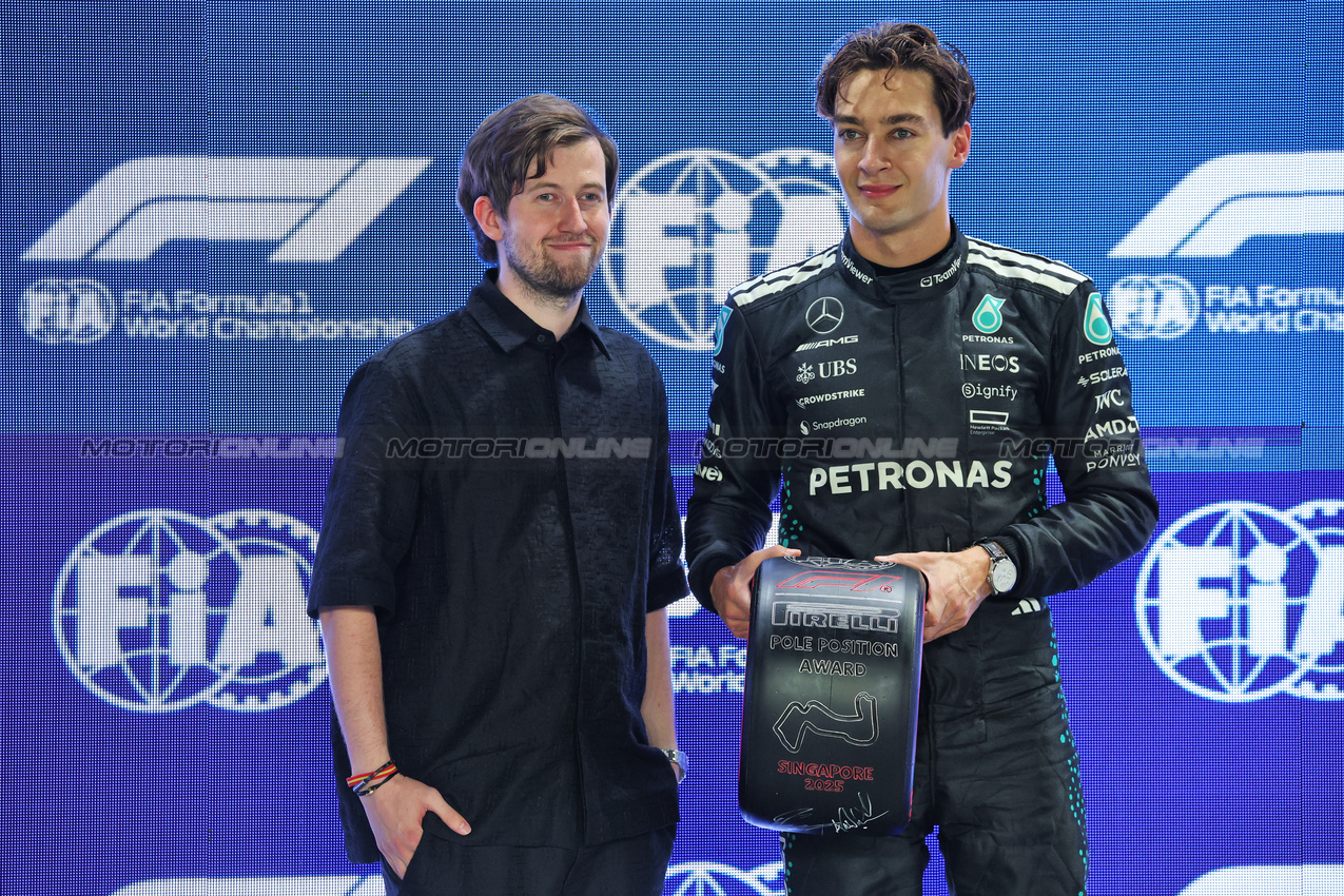 GP SINGAPORE, (L to R): Alan Walker (NOR) DJ e Record Producer presents the Pirelli Pole Position Award in qualifying parc ferme to George Russell (GBR) Mercedes AMG F1.

04.10.2025. Formula 1 World Championship, Rd 18, Singapore Grand Prix, Marina Bay Street Circuit, Singapore, Qualifiche Day.

- www.xpbimages.com, EMail: requests@xpbimages.com © Copyright: Batchelor / XPB Images
