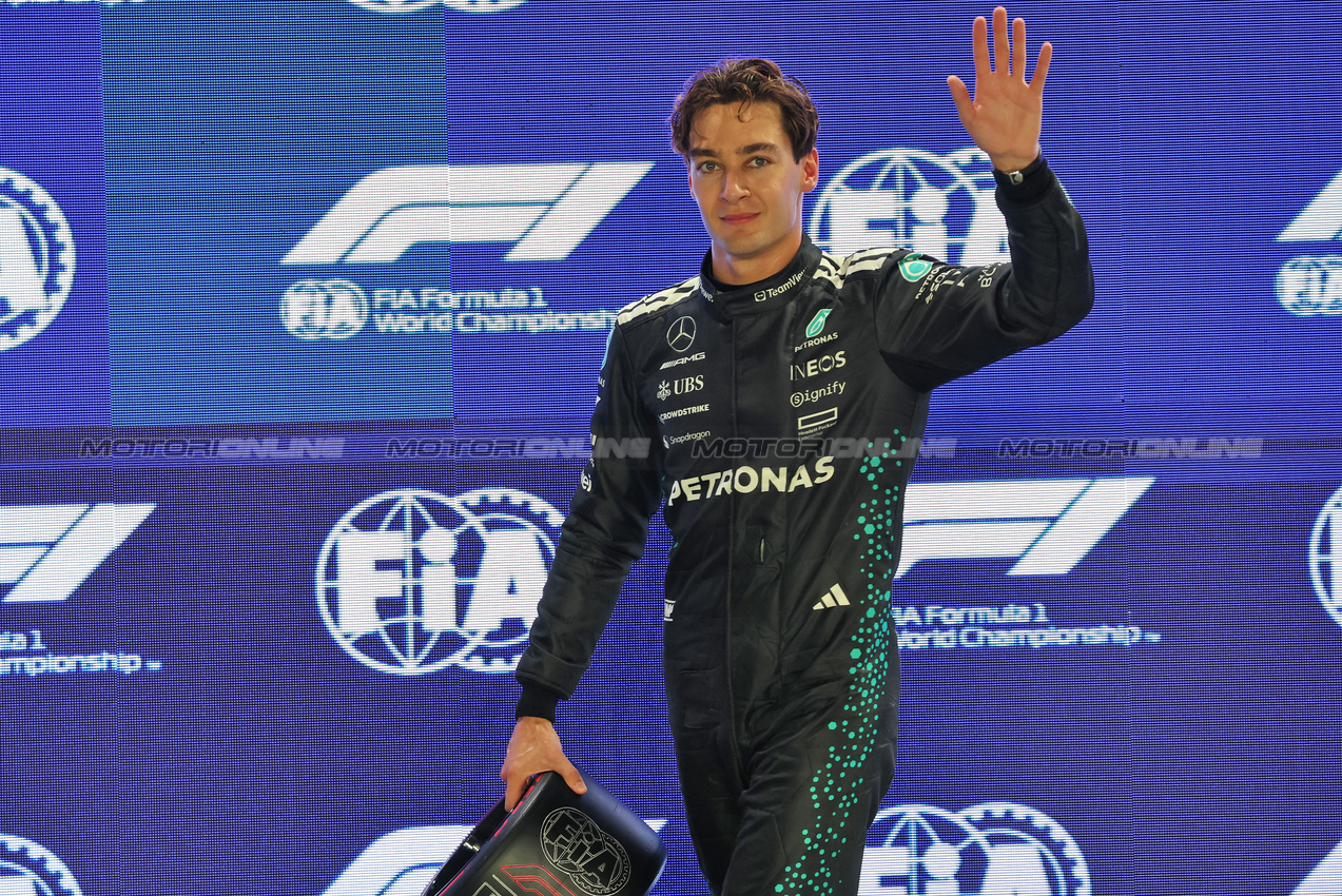GP SINGAPORE, George Russell (GBR) Mercedes AMG F1 celebrates his pole position in qualifying parc ferme.

04.10.2025. Formula 1 World Championship, Rd 18, Singapore Grand Prix, Marina Bay Street Circuit, Singapore, Qualifiche Day.

- www.xpbimages.com, EMail: requests@xpbimages.com © Copyright: Batchelor / XPB Images