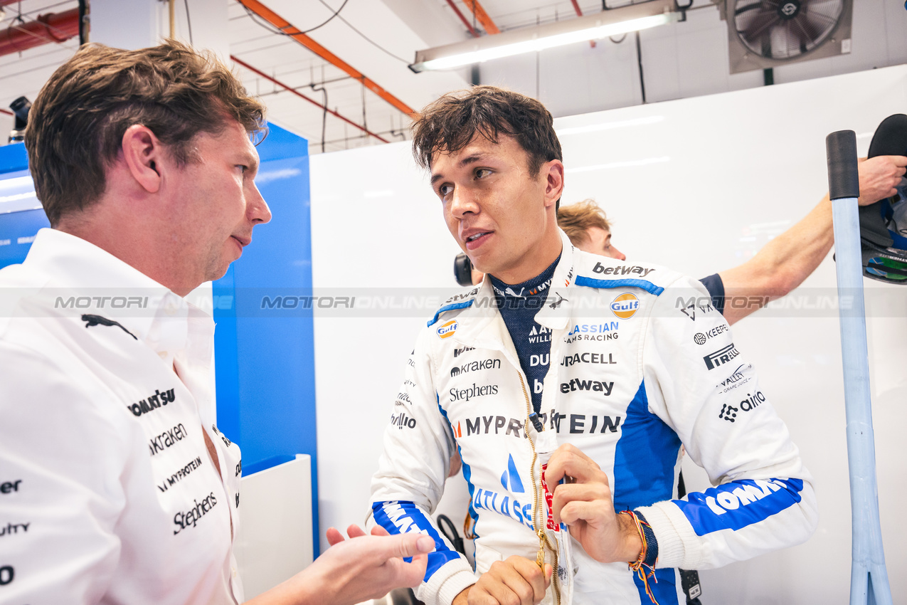 GP SINGAPORE, (L to R): James Vowles (GBR) Atlassian Williams Racing Team Principal with Alexander Albon (THA) Atlassian Williams Racing.

04.10.2025. Formula 1 World Championship, Rd 18, Singapore Grand Prix, Marina Bay Street Circuit, Singapore, Qualifiche Day.

- www.xpbimages.com, EMail: requests@xpbimages.com © Copyright: Bearne / XPB Images