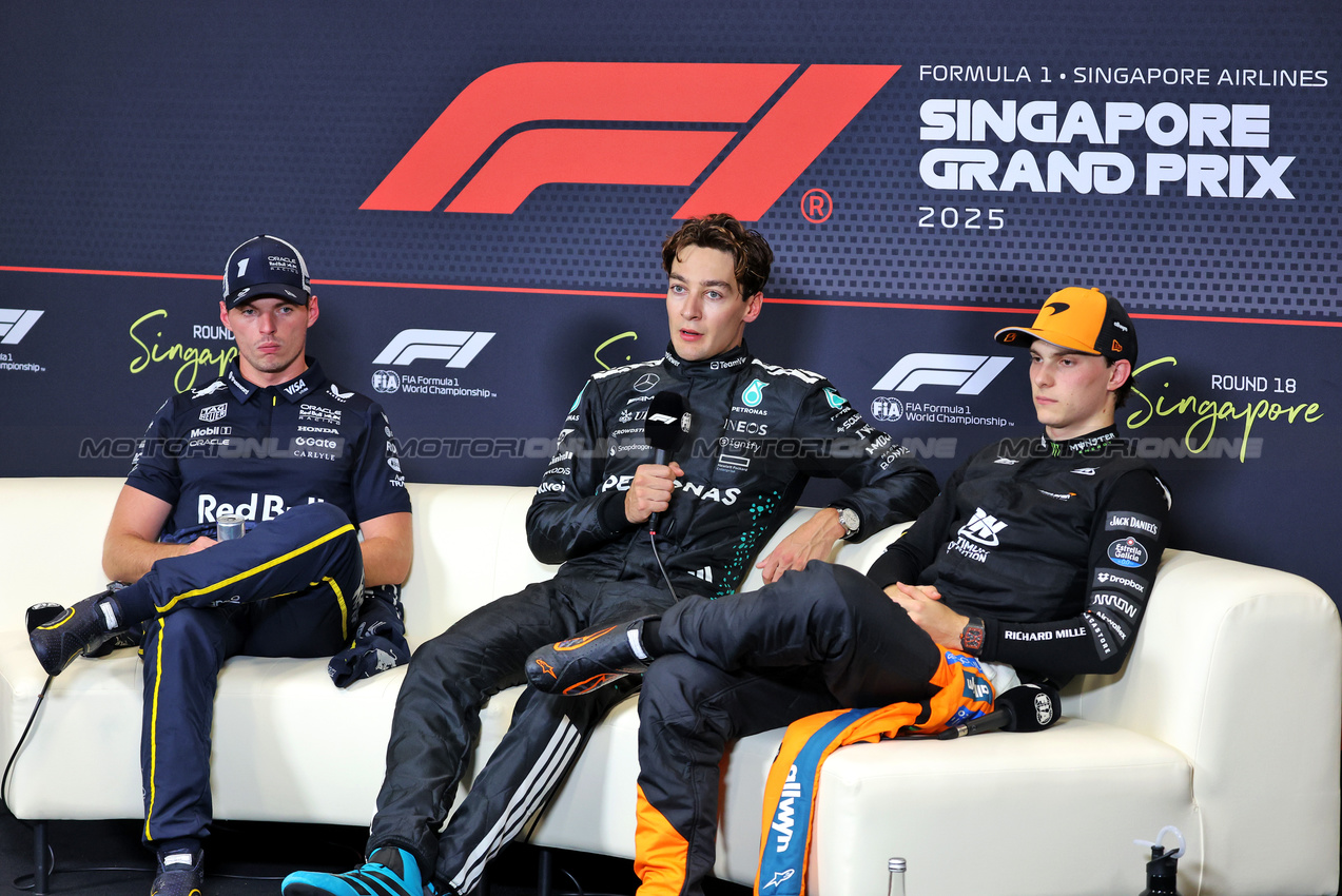 GP SINGAPORE, (L to R): Max Verstappen (NLD) Red Bull Racing; George Russell (GBR) Mercedes AMG F1; e Oscar Piastri (AUS) McLaren, in the post qualifying FIA Press Conference.

04.10.2025. Formula 1 World Championship, Rd 18, Singapore Grand Prix, Marina Bay Street Circuit, Singapore, Qualifiche Day.

- www.xpbimages.com, EMail: requests@xpbimages.com © Copyright: Bearne / XPB Images