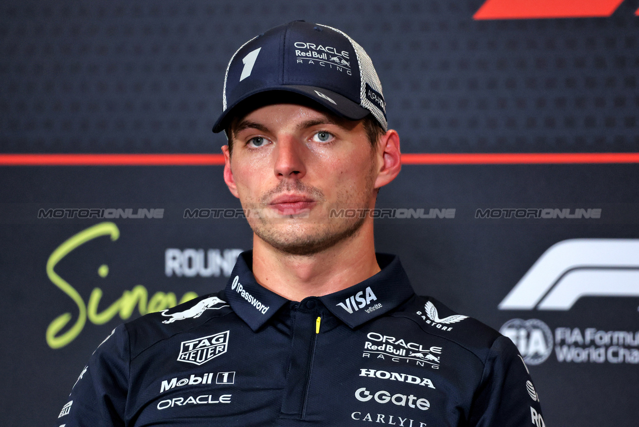 GP SINGAPORE, Max Verstappen (NLD) Red Bull Racing in the post qualifying FIA Press Conference.

04.10.2025. Formula 1 World Championship, Rd 18, Singapore Grand Prix, Marina Bay Street Circuit, Singapore, Qualifiche Day.

- www.xpbimages.com, EMail: requests@xpbimages.com © Copyright: Bearne / XPB Images