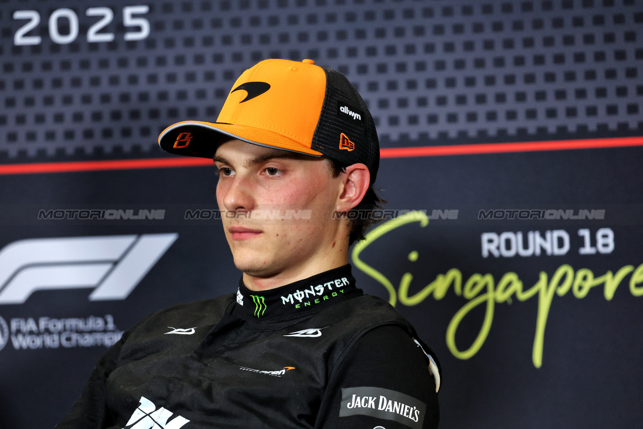 GP SINGAPORE, Oscar Piastri (AUS) McLaren in the post qualifying FIA Press Conference.

04.10.2025. Formula 1 World Championship, Rd 18, Singapore Grand Prix, Marina Bay Street Circuit, Singapore, Qualifiche Day.

- www.xpbimages.com, EMail: requests@xpbimages.com © Copyright: Bearne / XPB Images