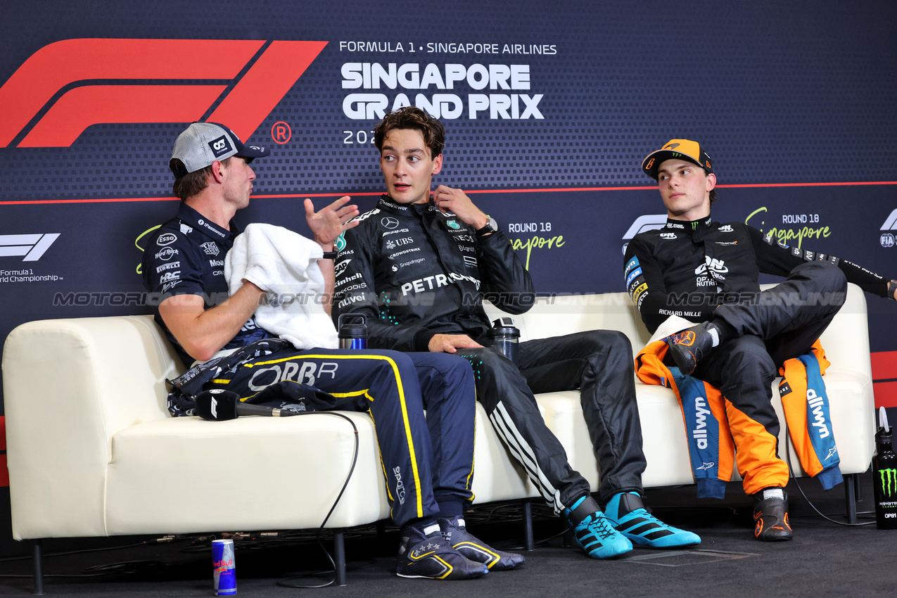 GP SINGAPORE, (L to R): Max Verstappen (NLD) Red Bull Racing; George Russell (GBR) Mercedes AMG F1; e Oscar Piastri (AUS) McLaren, in the post qualifying FIA Press Conference.

04.10.2025. Formula 1 World Championship, Rd 18, Singapore Grand Prix, Marina Bay Street Circuit, Singapore, Qualifiche Day.

- www.xpbimages.com, EMail: requests@xpbimages.com © Copyright: Bearne / XPB Images