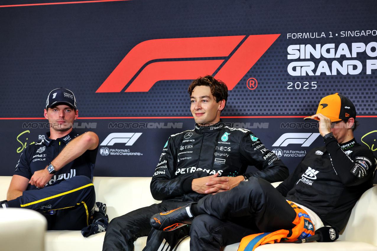 GP SINGAPORE, (L to R): Max Verstappen (NLD) Red Bull Racing; George Russell (GBR) Mercedes AMG F1; e Oscar Piastri (AUS) McLaren, in the post qualifying FIA Press Conference.

04.10.2025. Formula 1 World Championship, Rd 18, Singapore Grand Prix, Marina Bay Street Circuit, Singapore, Qualifiche Day.

- www.xpbimages.com, EMail: requests@xpbimages.com © Copyright: Bearne / XPB Images