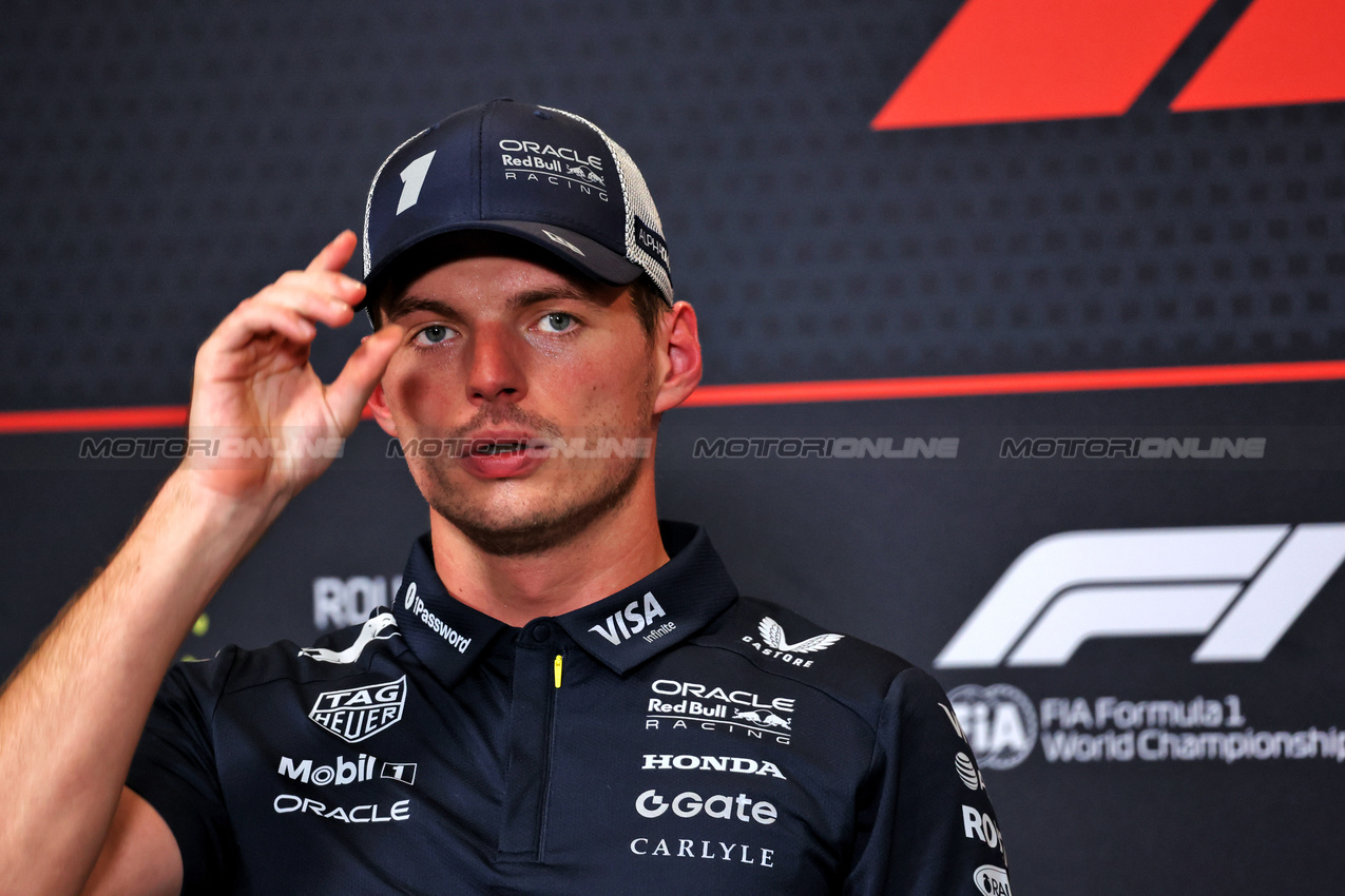GP SINGAPORE, Max Verstappen (NLD) Red Bull Racing in the post qualifying FIA Press Conference.

04.10.2025. Formula 1 World Championship, Rd 18, Singapore Grand Prix, Marina Bay Street Circuit, Singapore, Qualifiche Day.

- www.xpbimages.com, EMail: requests@xpbimages.com © Copyright: Bearne / XPB Images