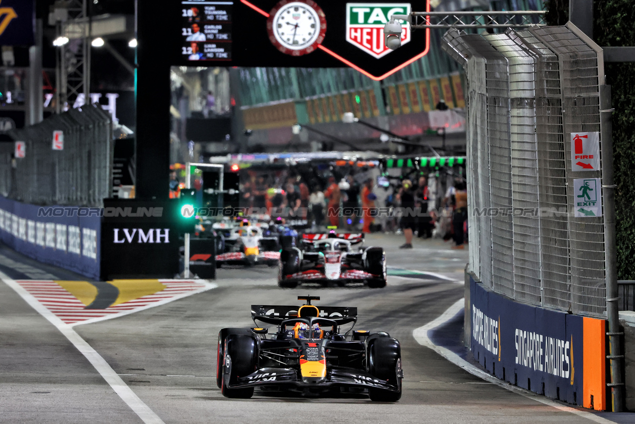 GP SINGAPORE, Max Verstappen (NLD) Red Bull Racing RB21 leaves the pits.

04.10.2025. Formula 1 World Championship, Rd 18, Singapore Grand Prix, Marina Bay Street Circuit, Singapore, Qualifiche Day.

 - www.xpbimages.com, EMail: requests@xpbimages.com © Copyright: Rew / XPB Images