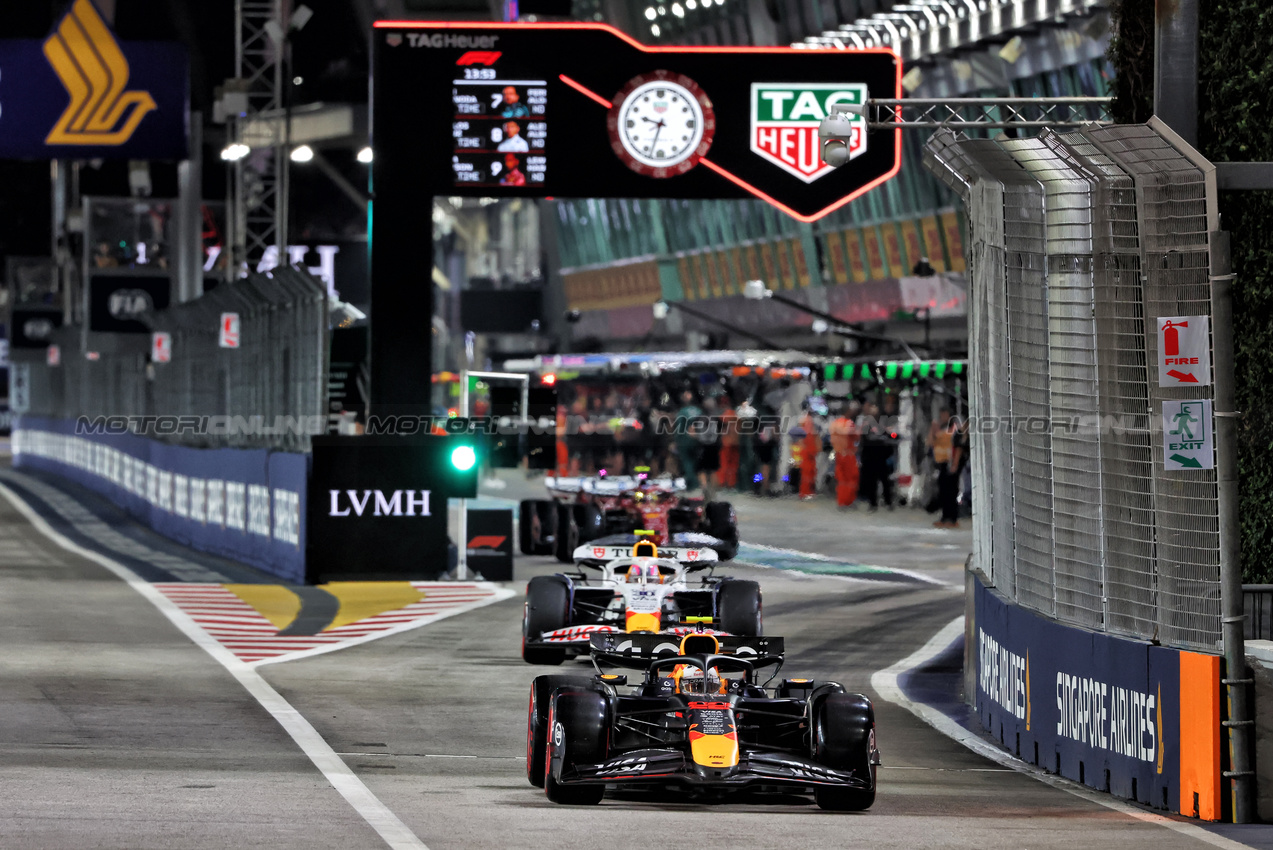 GP SINGAPORE, Yuki Tsunoda (JPN) Red Bull Racing RB21 leaves the pits.

04.10.2025. Formula 1 World Championship, Rd 18, Singapore Grand Prix, Marina Bay Street Circuit, Singapore, Qualifiche Day.

 - www.xpbimages.com, EMail: requests@xpbimages.com © Copyright: Rew / XPB Images