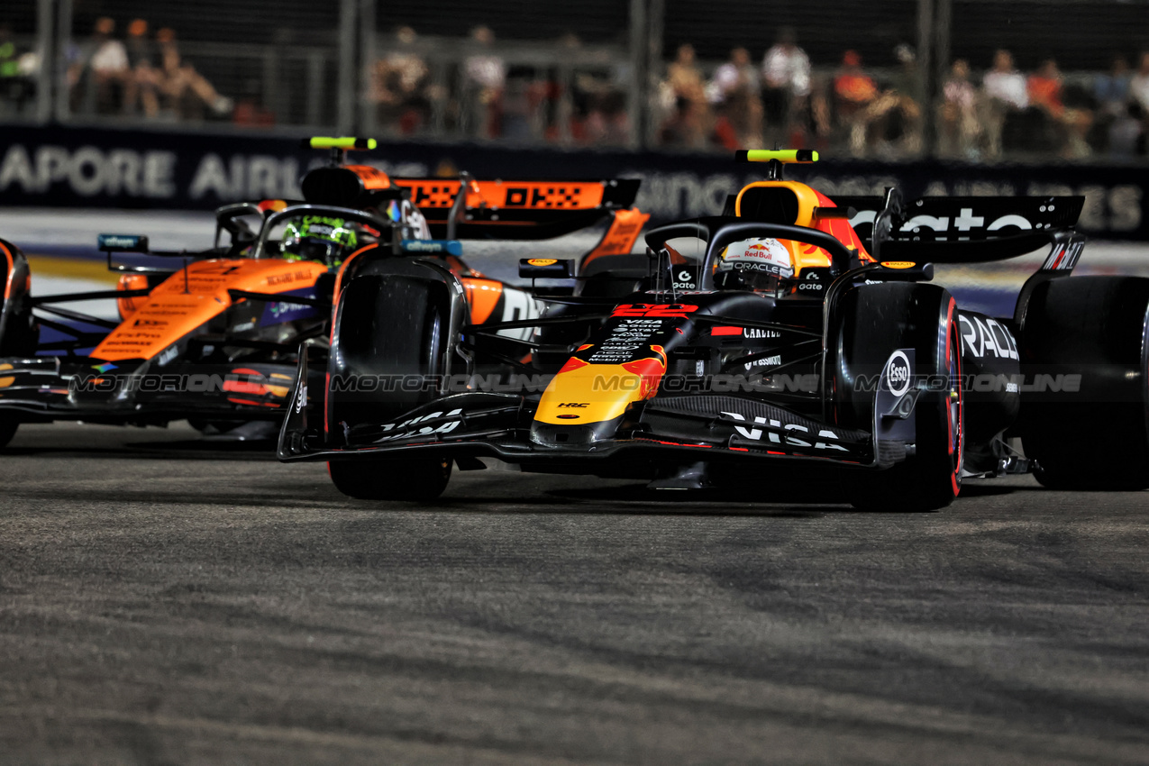 GP SINGAPORE, Yuki Tsunoda (JPN) Red Bull Racing RB21 e Lando Norris (GBR) McLaren MCL39.

04.10.2025. Formula 1 World Championship, Rd 18, Singapore Grand Prix, Marina Bay Street Circuit, Singapore, Qualifiche Day.

 - www.xpbimages.com, EMail: requests@xpbimages.com © Copyright: Rew / XPB Images
