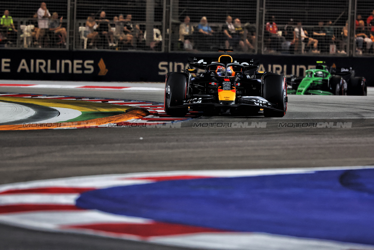 GP SINGAPORE, Max Verstappen (NLD) Red Bull Racing RB21.

04.10.2025. Formula 1 World Championship, Rd 18, Singapore Grand Prix, Marina Bay Street Circuit, Singapore, Qualifiche Day.

 - www.xpbimages.com, EMail: requests@xpbimages.com © Copyright: Rew / XPB Images