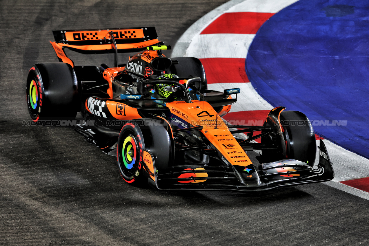 GP SINGAPORE, Lando Norris (GBR) McLaren MCL39.

04.10.2025. Formula 1 World Championship, Rd 18, Singapore Grand Prix, Marina Bay Street Circuit, Singapore, Qualifiche Day.

 - www.xpbimages.com, EMail: requests@xpbimages.com © Copyright: Rew / XPB Images