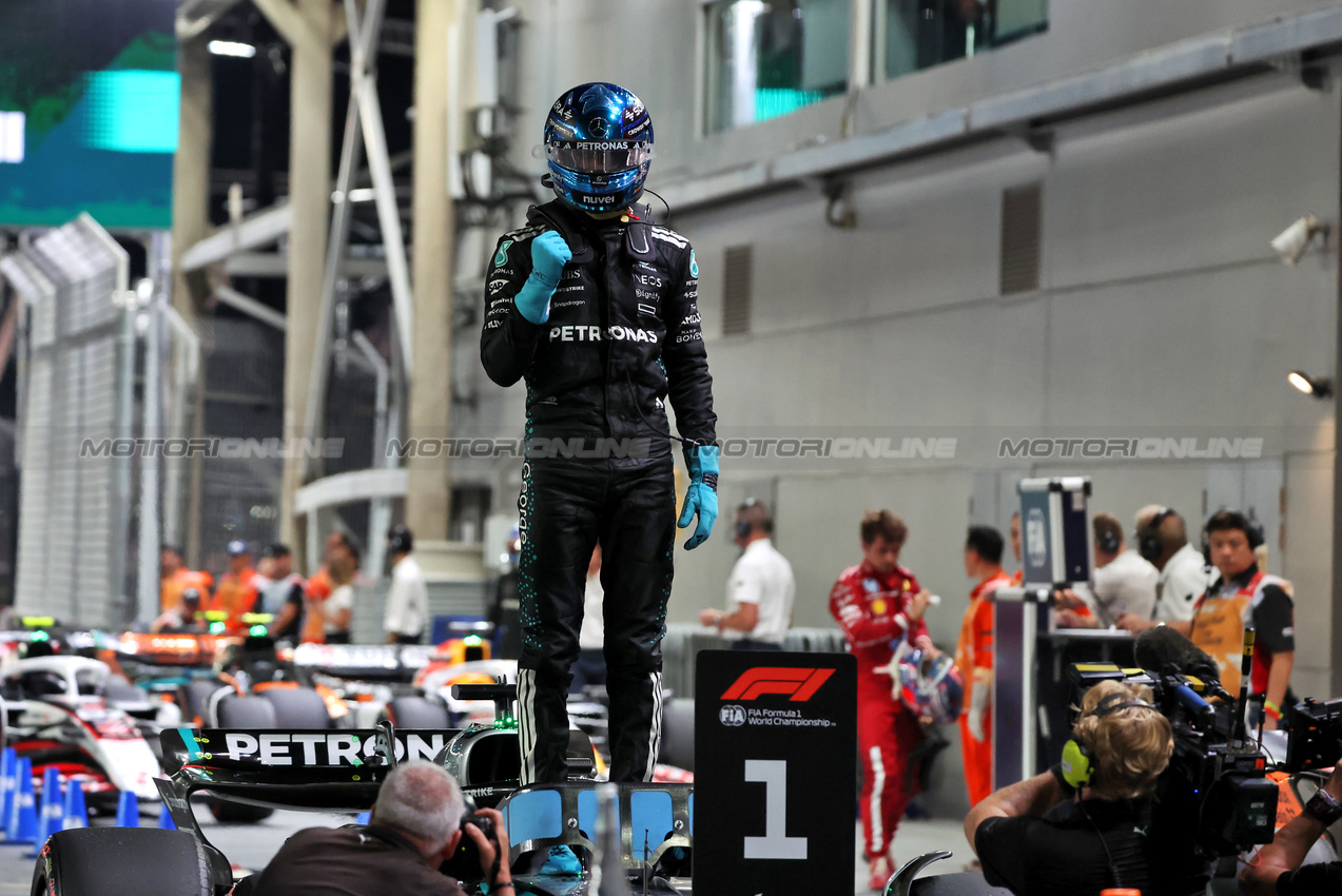 GP SINGAPORE, George Russell (GBR) Mercedes AMG F1 celebrates his pole position in qualifying parc ferme.

04.10.2025. Formula 1 World Championship, Rd 18, Singapore Grand Prix, Marina Bay Street Circuit, Singapore, Qualifiche Day.

 - www.xpbimages.com, EMail: requests@xpbimages.com © Copyright: Rew / XPB Images