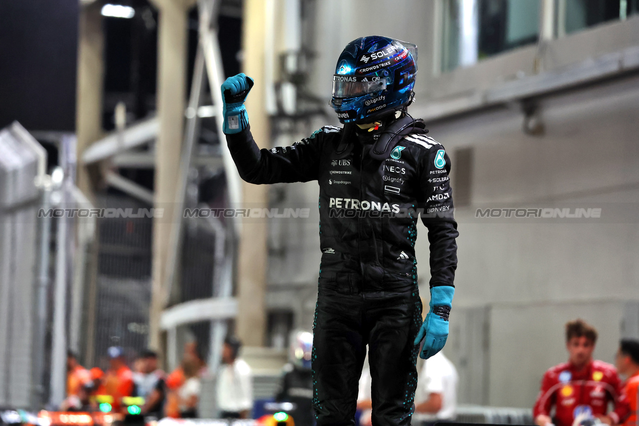 GP SINGAPORE, George Russell (GBR) Mercedes AMG F1 celebrates his pole position in qualifying parc ferme.

04.10.2025. Formula 1 World Championship, Rd 18, Singapore Grand Prix, Marina Bay Street Circuit, Singapore, Qualifiche Day.

 - www.xpbimages.com, EMail: requests@xpbimages.com © Copyright: Rew / XPB Images