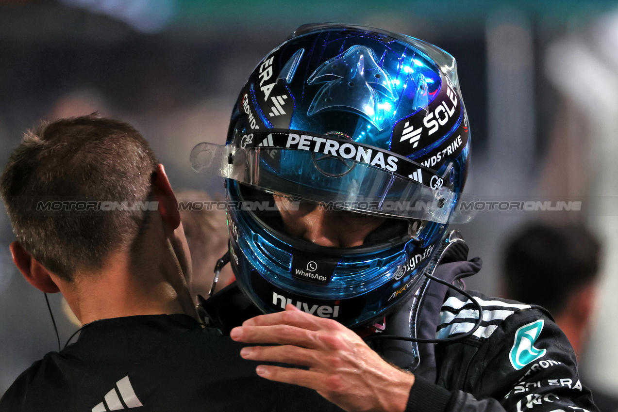 GP SINGAPORE, George Russell (GBR) Mercedes AMG F1 celebrates his pole position in qualifying parc ferme.

04.10.2025. Formula 1 World Championship, Rd 18, Singapore Grand Prix, Marina Bay Street Circuit, Singapore, Qualifiche Day.

 - www.xpbimages.com, EMail: requests@xpbimages.com © Copyright: Rew / XPB Images