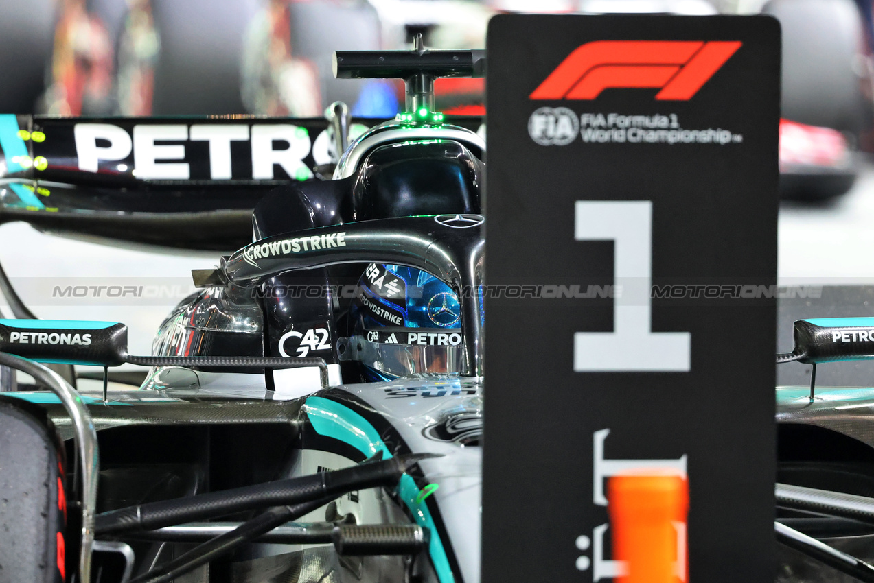 GP SINGAPORE, Pole sitter George Russell (GBR) Mercedes AMG F1 W16 in qualifying parc ferme.

04.10.2025. Formula 1 World Championship, Rd 18, Singapore Grand Prix, Marina Bay Street Circuit, Singapore, Qualifiche Day.

- www.xpbimages.com, EMail: requests@xpbimages.com © Copyright: Charniaux / XPB Images