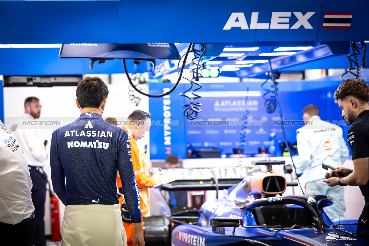 GP SINGAPORE, Alexander Albon (THA) Atlassian Williams Racing.

04.10.2025. Formula 1 World Championship, Rd 18, Singapore Grand Prix, Marina Bay Street Circuit, Singapore, Qualifiche Day.

- www.xpbimages.com, EMail: requests@xpbimages.com © Copyright: Bearne / XPB Images