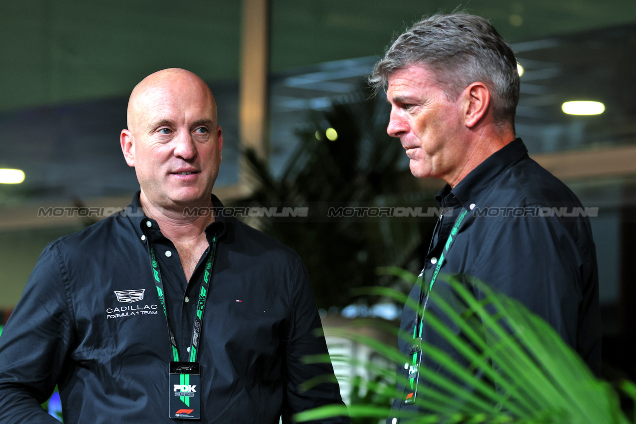 GP SINGAPORE, (L to R): Dan Towriss (USA) Cadillac F1 Team e TWG Motorsports CEO with Graeme Lowdon (GBR) Cadillac Formula 1 Team, Team Principal.

04.10.2025. Formula 1 World Championship, Rd 18, Singapore Grand Prix, Marina Bay Street Circuit, Singapore, Qualifiche Day.

- www.xpbimages.com, EMail: requests@xpbimages.com © Copyright: Moy / XPB Images