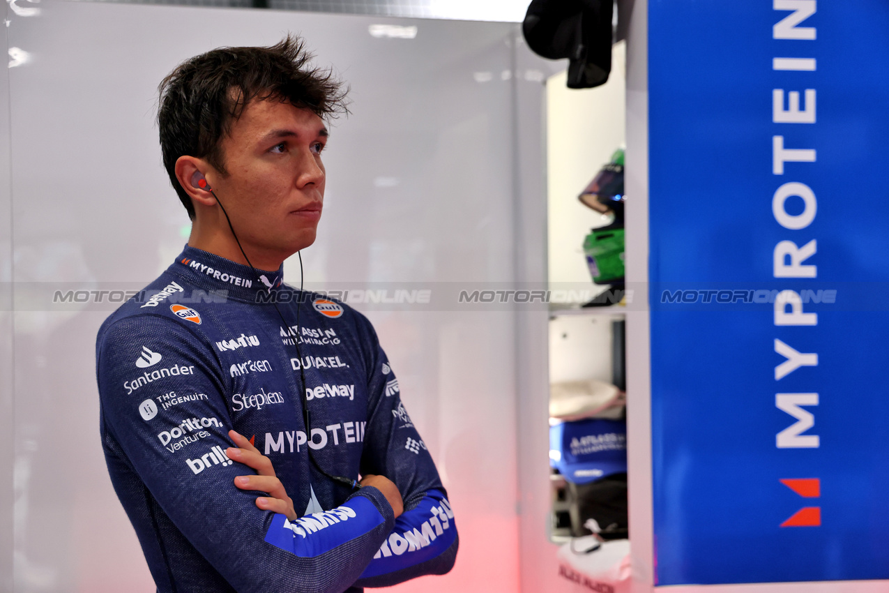 GP SINGAPORE, Alexander Albon (THA) Atlassian Williams Racing.

04.10.2025. Formula 1 World Championship, Rd 18, Singapore Grand Prix, Marina Bay Street Circuit, Singapore, Qualifiche Day.

- www.xpbimages.com, EMail: requests@xpbimages.com © Copyright: Batchelor / XPB Images