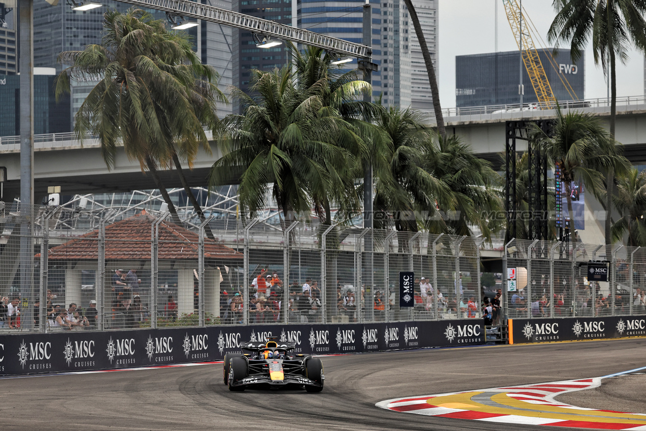 GP SINGAPORE, Max Verstappen (NLD) Red Bull Racing RB21.

04.10.2025. Formula 1 World Championship, Rd 18, Singapore Grand Prix, Marina Bay Street Circuit, Singapore, Qualifiche Day.

- www.xpbimages.com, EMail: requests@xpbimages.com © Copyright: Bearne / XPB Images
