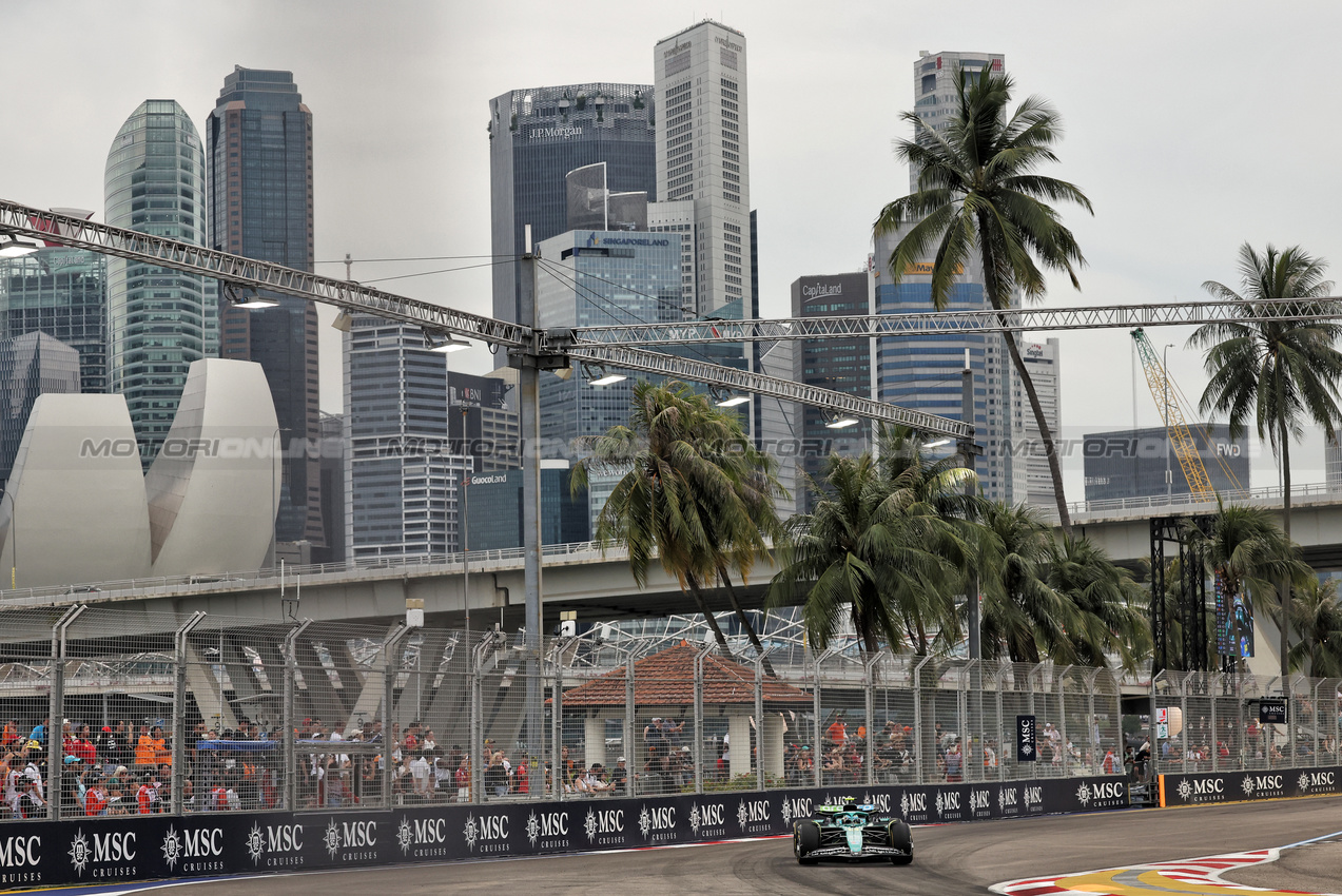GP SINGAPORE, Fernando Alonso (ESP) Aston Martin F1 Team AMR25.

04.10.2025. Formula 1 World Championship, Rd 18, Singapore Grand Prix, Marina Bay Street Circuit, Singapore, Qualifiche Day.

- www.xpbimages.com, EMail: requests@xpbimages.com © Copyright: Bearne / XPB Images