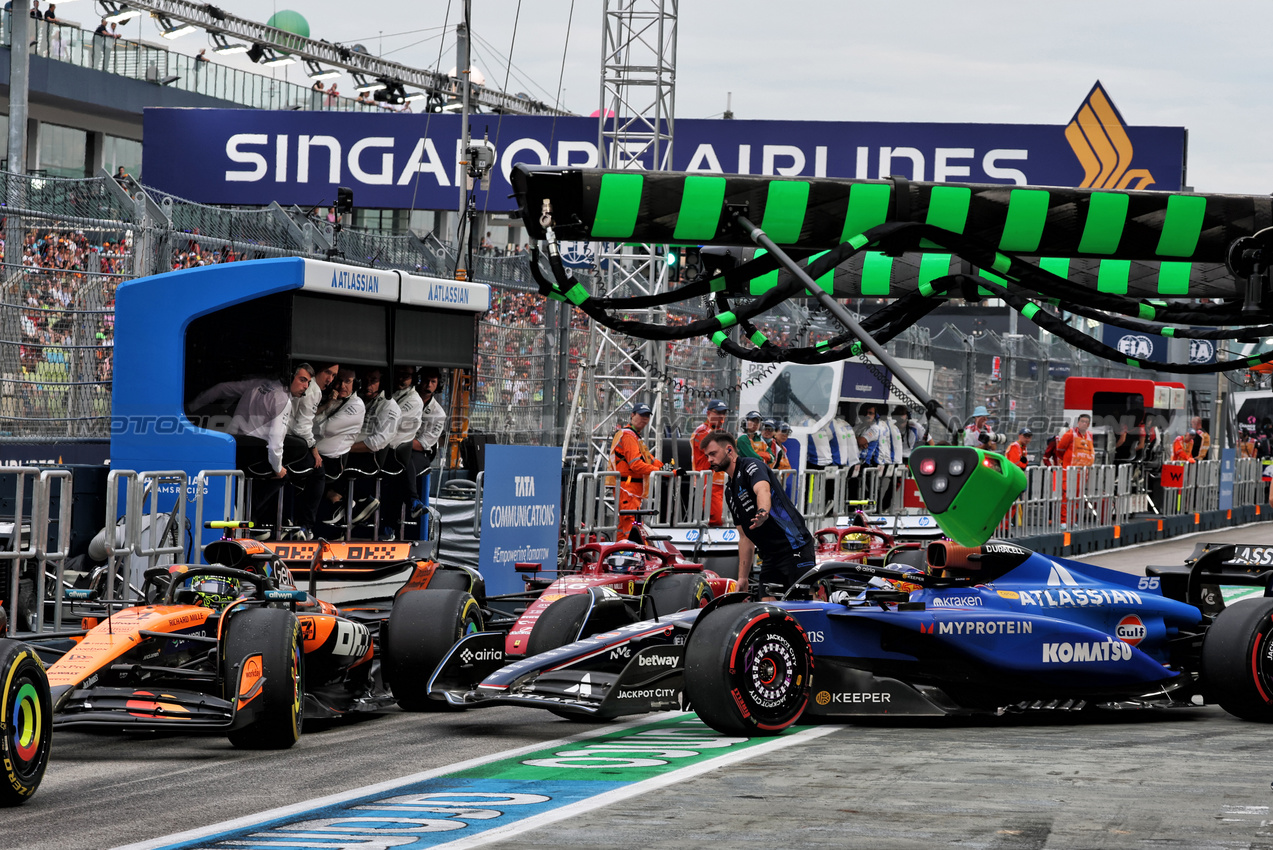 GP SINGAPORE, Carlos Sainz (ESP) Atlassian Williams Racing FW47 leaves the pits with Lando Norris (GBR) McLaren MCL39 e Charles Leclerc (MON) Ferrari SF-25.

04.10.2025. Formula 1 World Championship, Rd 18, Singapore Grand Prix, Marina Bay Street Circuit, Singapore, Qualifiche Day.

- www.xpbimages.com, EMail: requests@xpbimages.com © Copyright: Batchelor / XPB Images