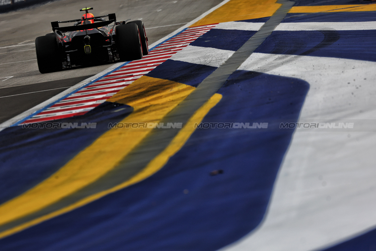 GP SINGAPORE, Yuki Tsunoda (JPN) Red Bull Racing RB21.

03.10.2025. Formula 1 World Championship, Rd 18, Singapore Grand Prix, Marina Bay Street Circuit, Singapore, Practice Day.

- www.xpbimages.com, EMail: requests@xpbimages.com © Copyright: Moy / XPB Images