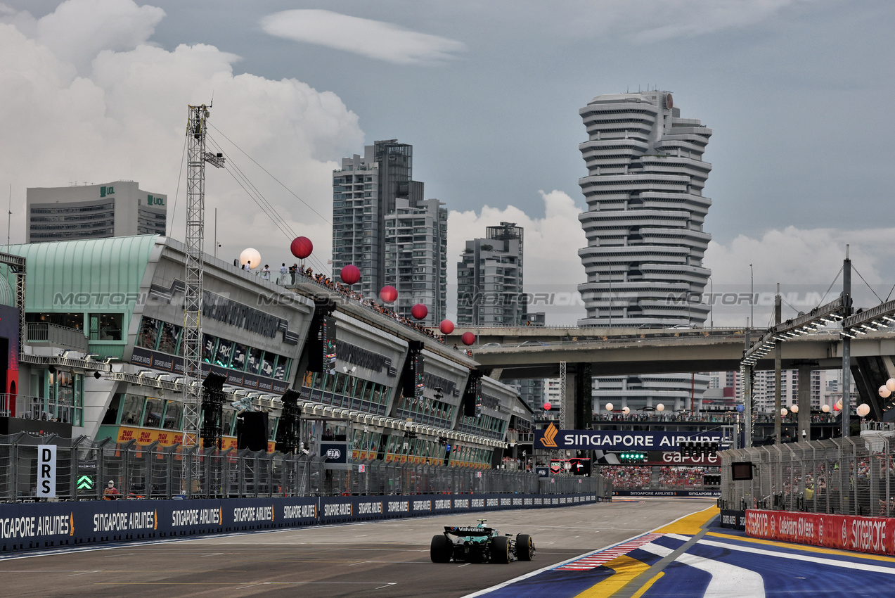 GP SINGAPORE, Fernando Alonso (ESP) Aston Martin F1 Team AMR25.

03.10.2025. Formula 1 World Championship, Rd 18, Singapore Grand Prix, Marina Bay Street Circuit, Singapore, Practice Day.

- www.xpbimages.com, EMail: requests@xpbimages.com © Copyright: Moy / XPB Images