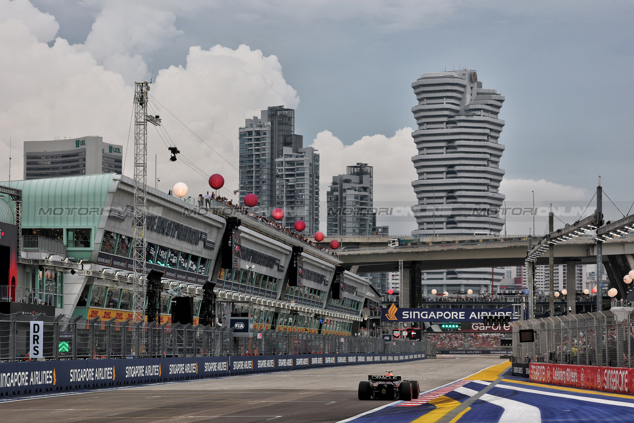 GP SINGAPORE, Yuki Tsunoda (JPN) Red Bull Racing RB21.

03.10.2025. Formula 1 World Championship, Rd 18, Singapore Grand Prix, Marina Bay Street Circuit, Singapore, Practice Day.

- www.xpbimages.com, EMail: requests@xpbimages.com © Copyright: Moy / XPB Images