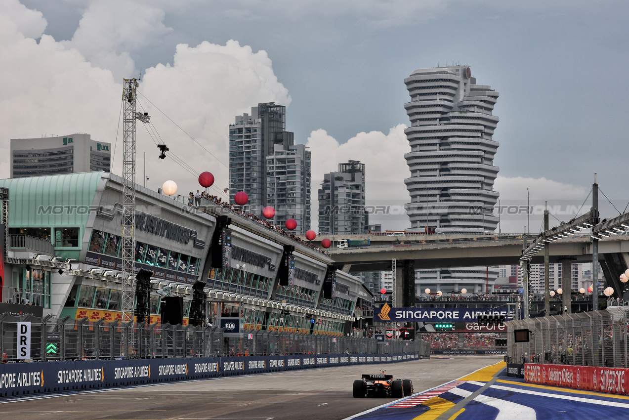 GP SINGAPORE, Lando Norris (GBR) McLaren MCL39.

03.10.2025. Formula 1 World Championship, Rd 18, Singapore Grand Prix, Marina Bay Street Circuit, Singapore, Practice Day.

- www.xpbimages.com, EMail: requests@xpbimages.com © Copyright: Moy / XPB Images