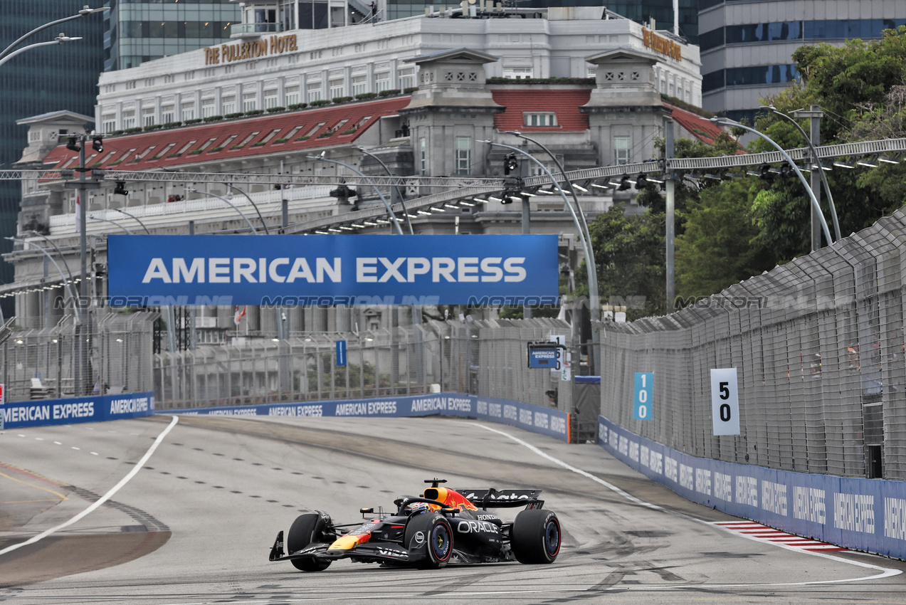 GP SINGAPORE, Max Verstappen (NLD) Red Bull Racing RB21.

03.10.2025. Formula 1 World Championship, Rd 18, Singapore Grand Prix, Marina Bay Street Circuit, Singapore, Practice Day.

- www.xpbimages.com, EMail: requests@xpbimages.com © Copyright: Bearne / XPB Images