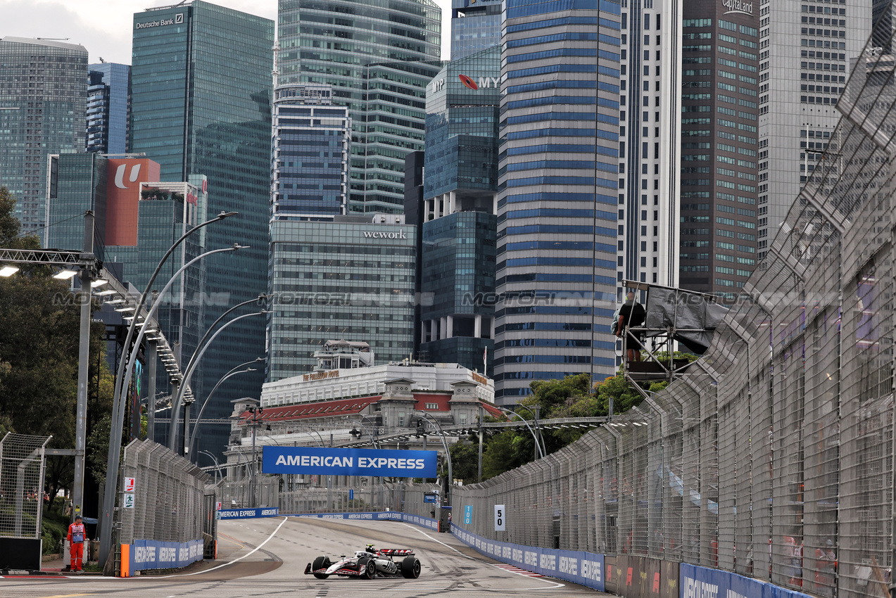 GP SINGAPORE, Oliver Bearman (GBR) Haas VF-25.

03.10.2025. Formula 1 World Championship, Rd 18, Singapore Grand Prix, Marina Bay Street Circuit, Singapore, Practice Day.

- www.xpbimages.com, EMail: requests@xpbimages.com © Copyright: Bearne / XPB Images