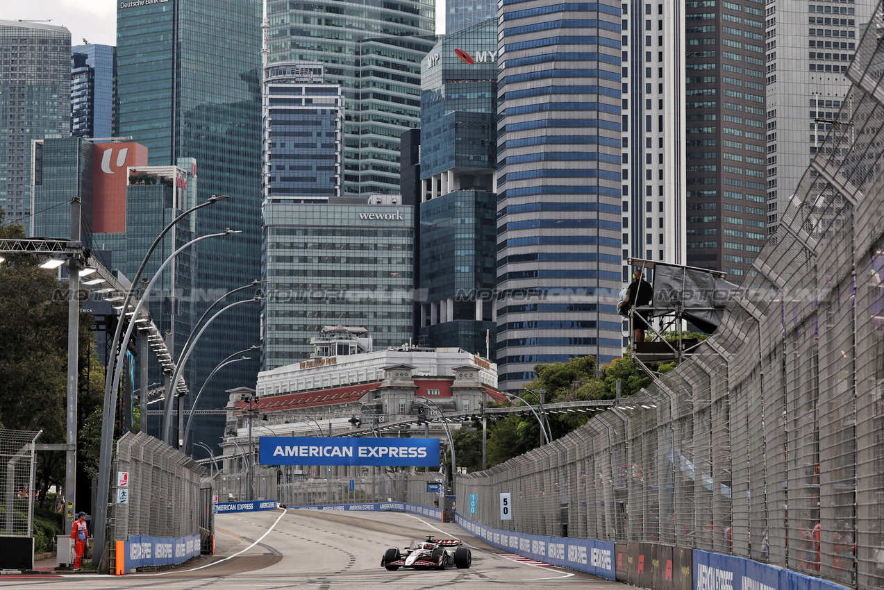 GP SINGAPORE, Esteban Ocon (FRA) Haas VF-25.

03.10.2025. Formula 1 World Championship, Rd 18, Singapore Grand Prix, Marina Bay Street Circuit, Singapore, Practice Day.

- www.xpbimages.com, EMail: requests@xpbimages.com © Copyright: Bearne / XPB Images