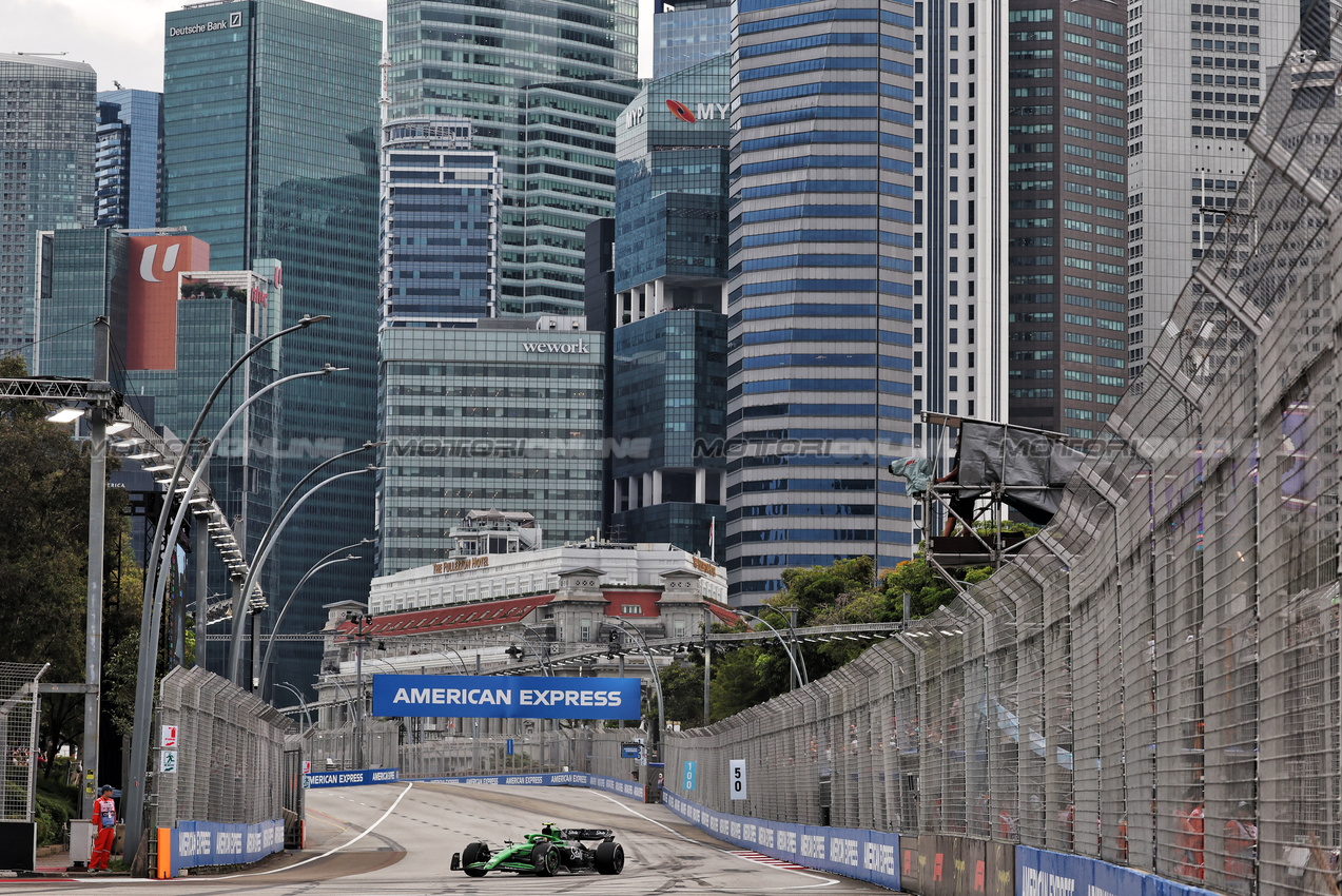GP SINGAPORE, Gabriel Bortoleto (BRA) Sauber C45.

03.10.2025. Formula 1 World Championship, Rd 18, Singapore Grand Prix, Marina Bay Street Circuit, Singapore, Practice Day.

- www.xpbimages.com, EMail: requests@xpbimages.com © Copyright: Bearne / XPB Images
