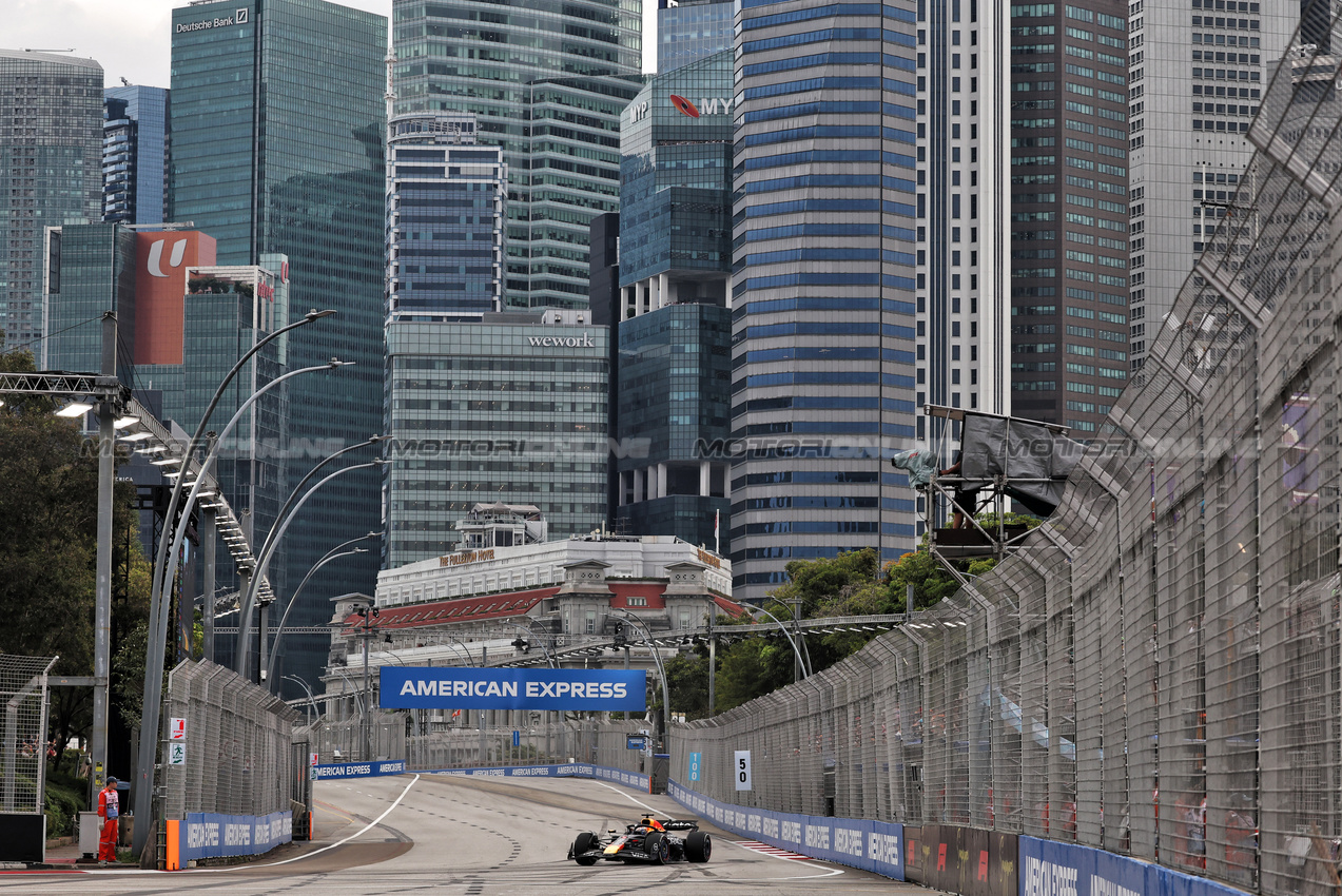GP SINGAPORE, Max Verstappen (NLD) Red Bull Racing RB21.

03.10.2025. Formula 1 World Championship, Rd 18, Singapore Grand Prix, Marina Bay Street Circuit, Singapore, Practice Day.

- www.xpbimages.com, EMail: requests@xpbimages.com © Copyright: Bearne / XPB Images