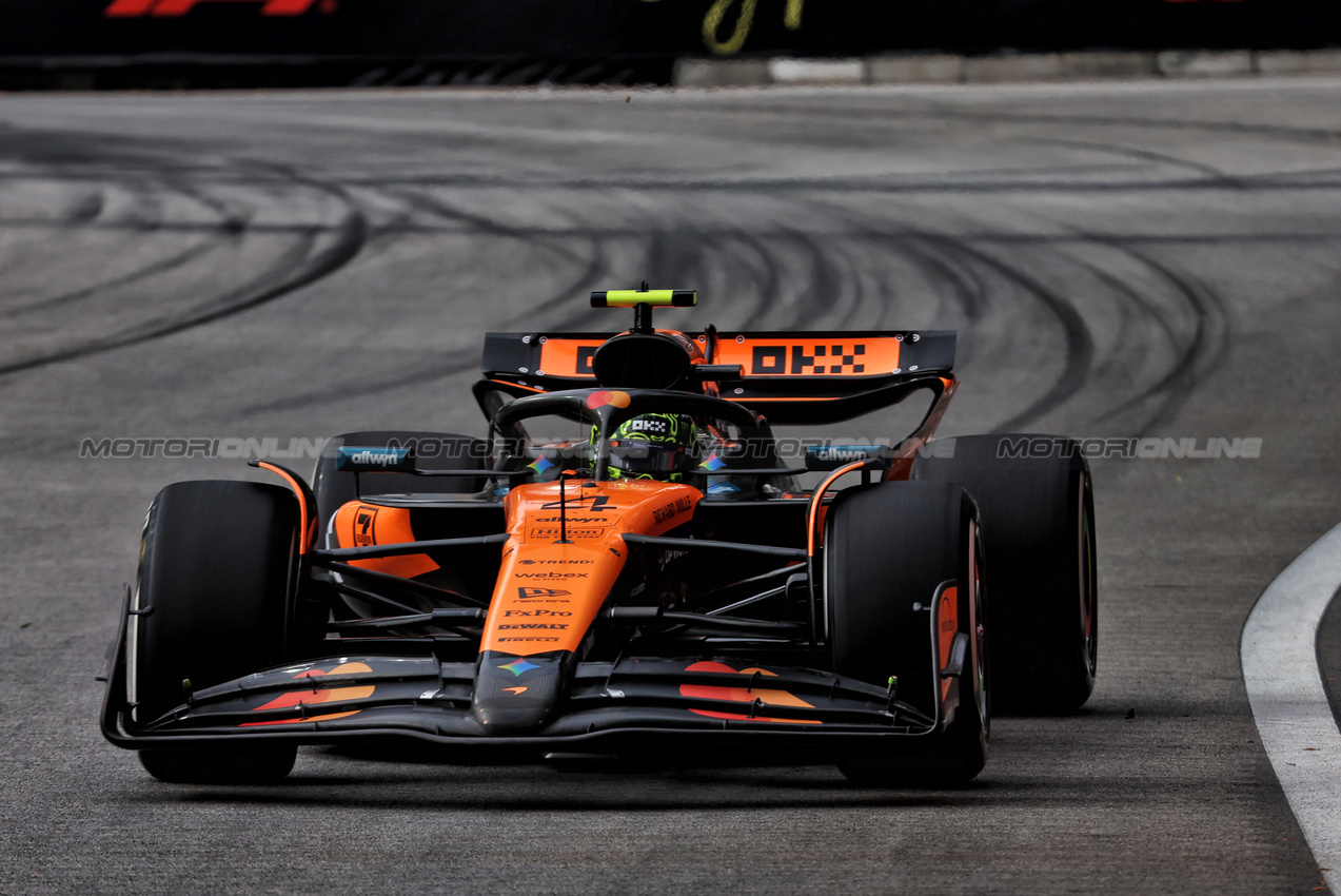 GP SINGAPORE, Lando Norris (GBR) McLaren MCL39.

03.10.2025. Formula 1 World Championship, Rd 18, Singapore Grand Prix, Marina Bay Street Circuit, Singapore, Practice Day.

 - www.xpbimages.com, EMail: requests@xpbimages.com © Copyright: Rew / XPB Images