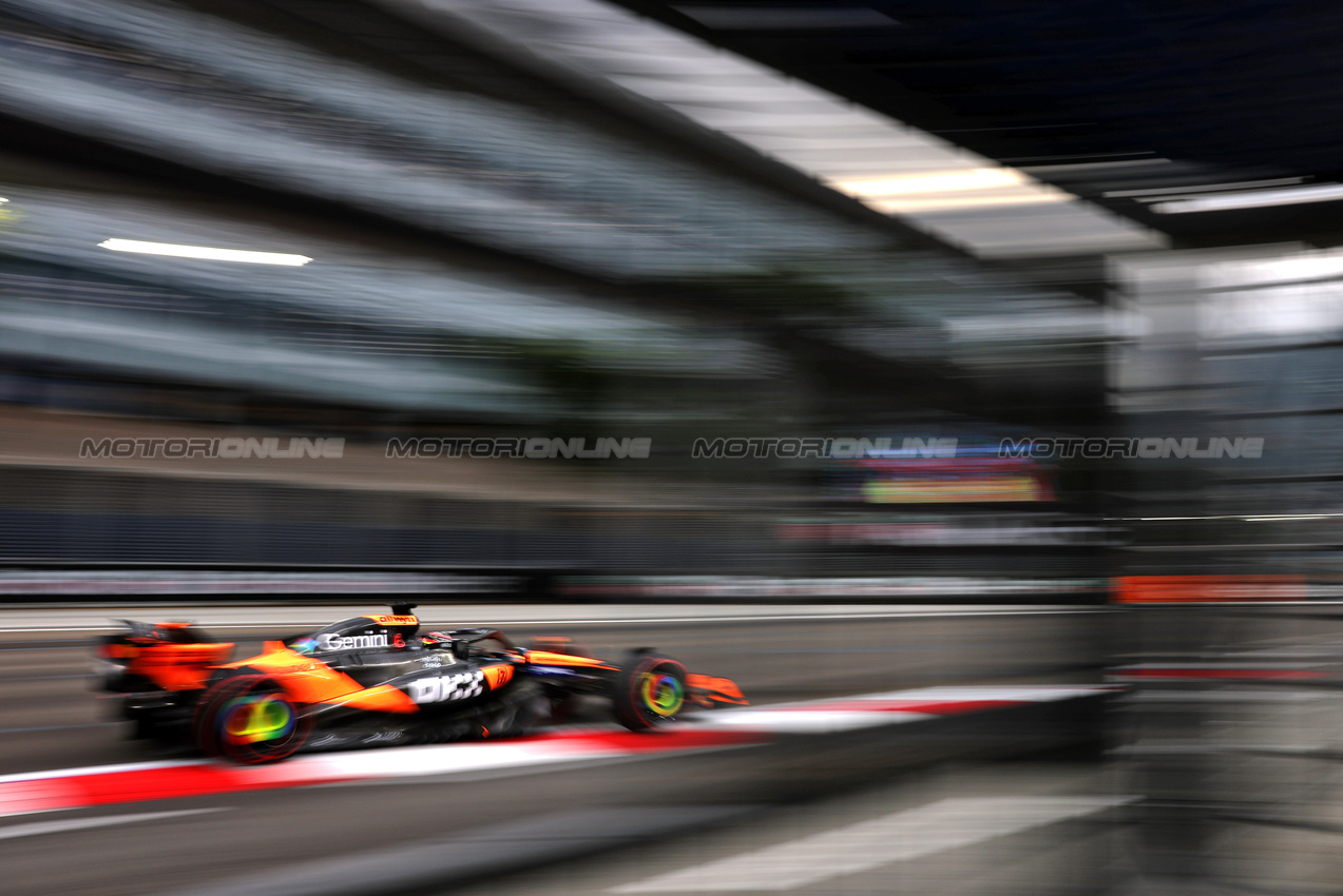 GP SINGAPORE, Oscar Piastri (AUS) McLaren MCL39.

03.10.2025. Formula 1 World Championship, Rd 18, Singapore Grand Prix, Marina Bay Street Circuit, Singapore, Practice Day.

- www.xpbimages.com, EMail: requests@xpbimages.com © Copyright: Charniaux / XPB Images