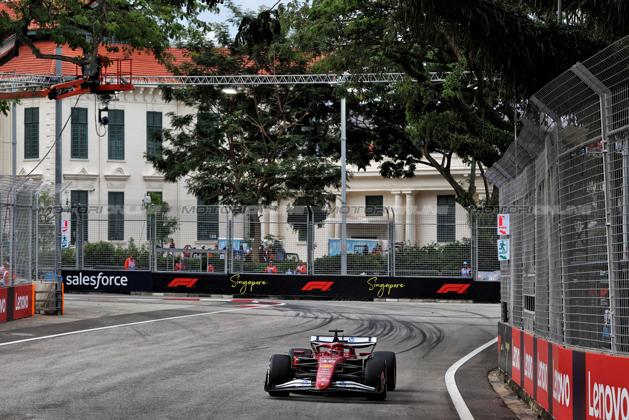 GP SINGAPORE, Charles Leclerc (MON) Ferrari SF-25.

03.10.2025. Formula 1 World Championship, Rd 18, Singapore Grand Prix, Marina Bay Street Circuit, Singapore, Practice Day.

 - www.xpbimages.com, EMail: requests@xpbimages.com © Copyright: Rew / XPB Images