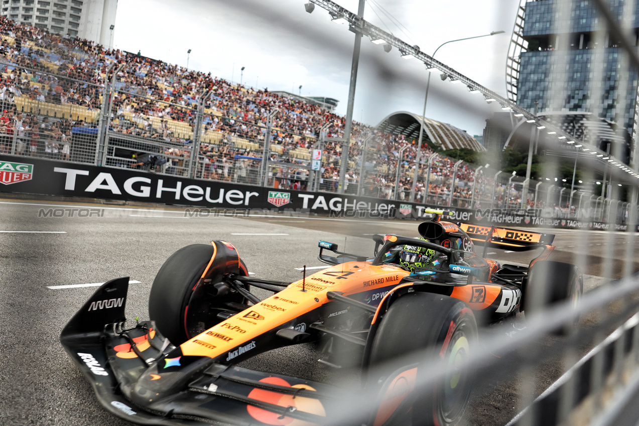 GP SINGAPORE, Lando Norris (GBR) McLaren MCL39.

03.10.2025. Formula 1 World Championship, Rd 18, Singapore Grand Prix, Marina Bay Street Circuit, Singapore, Practice Day.

- www.xpbimages.com, EMail: requests@xpbimages.com © Copyright: Bearne / XPB Images