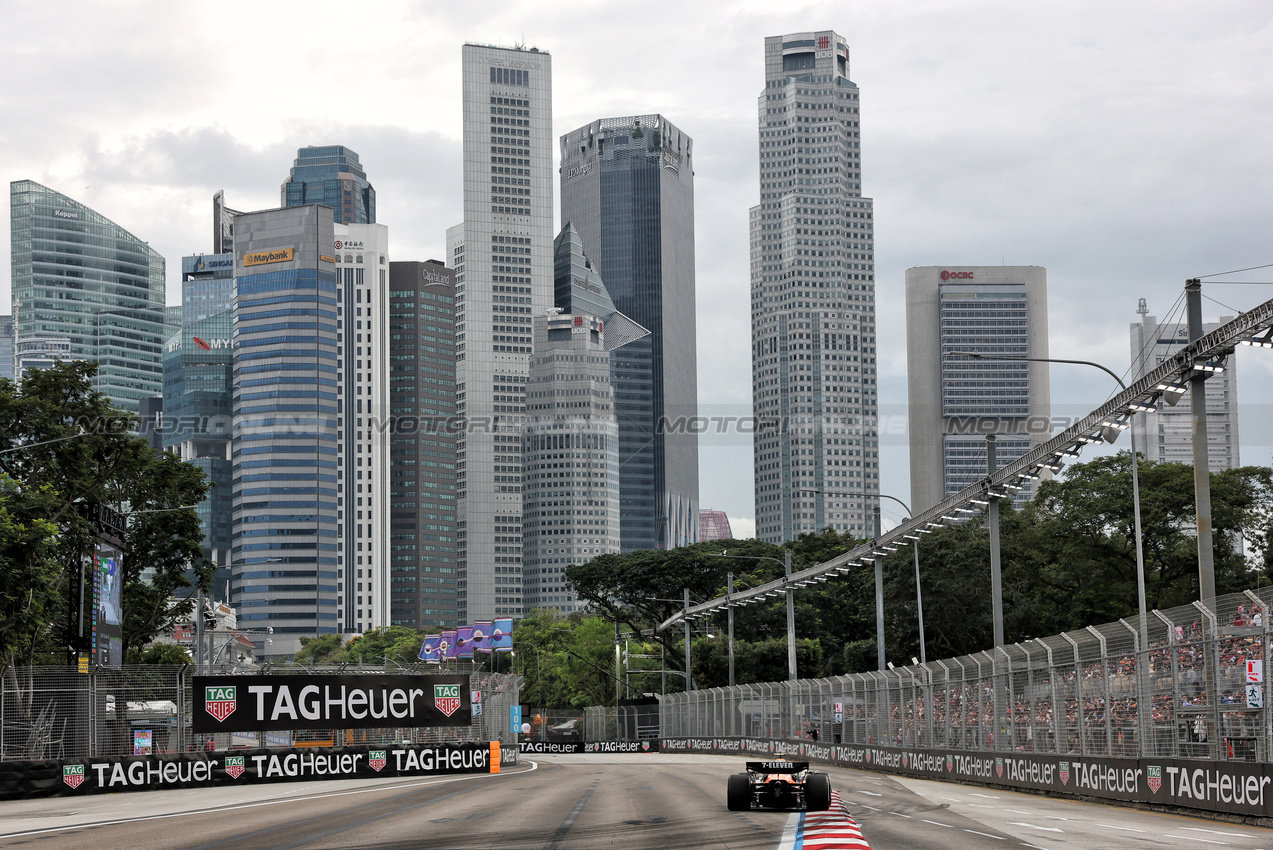 GP SINGAPORE, Lando Norris (GBR) McLaren MCL39.

03.10.2025. Formula 1 World Championship, Rd 18, Singapore Grand Prix, Marina Bay Street Circuit, Singapore, Practice Day.

- www.xpbimages.com, EMail: requests@xpbimages.com © Copyright: Charniaux / XPB Images